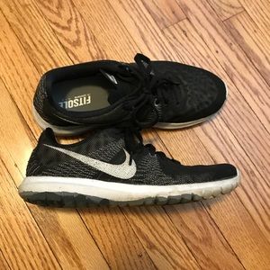 Black Nike tennis shoes - 8.5